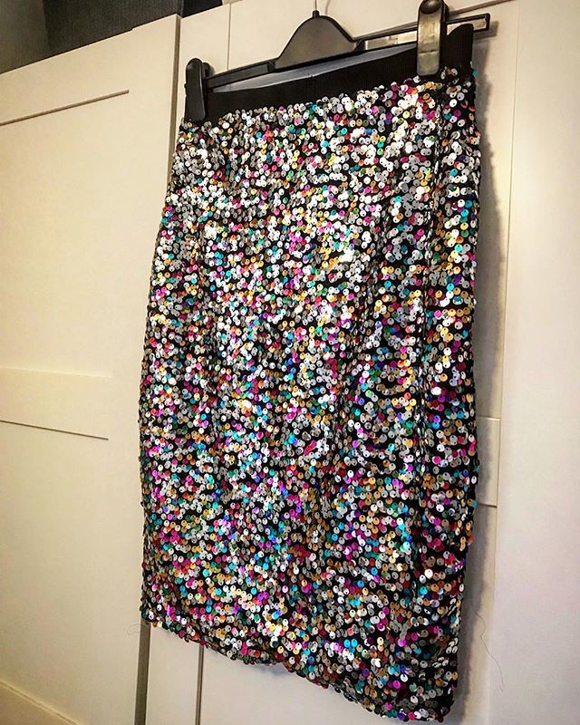 Day 5 - Sparkles! When the skirt of dreams is just waiting to be worn 💫 Sequin heaven purchased from the sequin queen herself Sarah @_sequins_and_donuts ✨
.
.
#choosereused @sarahwearsthis @stylethemother .
.
#thismummysstyle #mumstyle #sequin #style… ift.tt/2RpCf43
