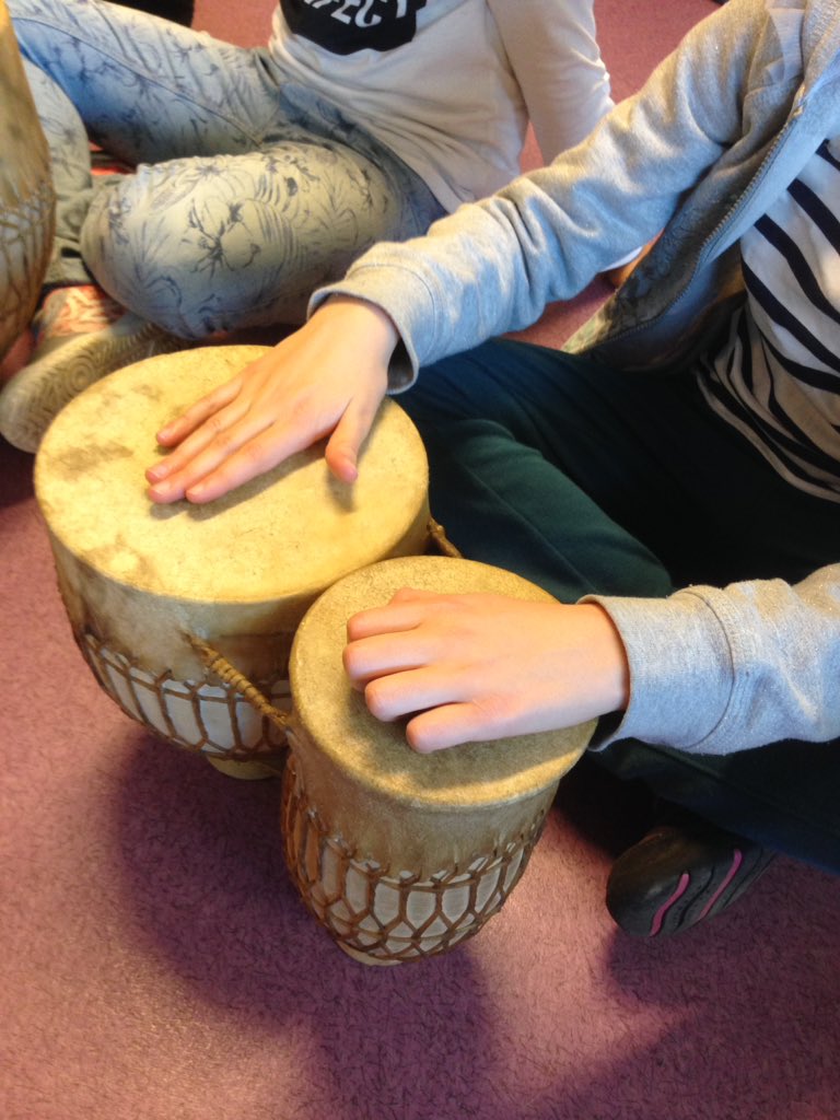 Ce1Pmc's tweet photo. #educationmusicale Le tbilat et la darbouka sont des percussions orientales. Nous en jouons avec Karolyne. https://t.co/uWA5nvoo3o