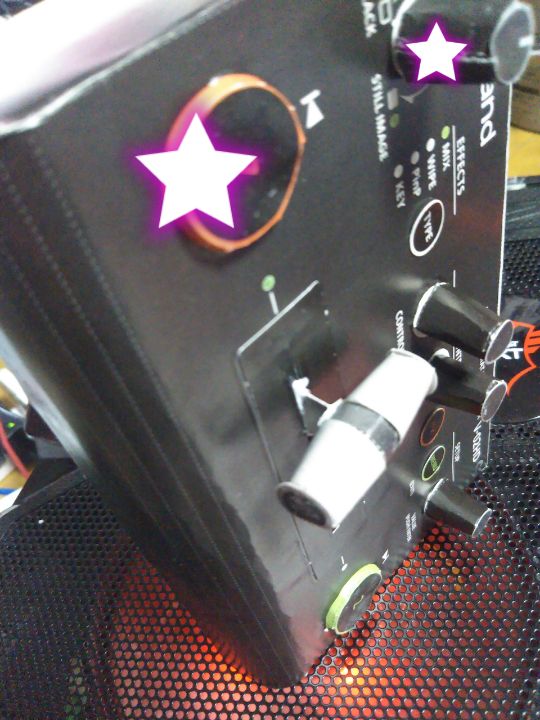 megurominato's tweet photo. V-02HDの
ペーパークラフト、
ボンドはみ出し多発は加工でごまかして、やっぱり投下します。
VJパソコンの上に載せてみたり。
4枚目は、
VJで使う時のノートパソコンクーラーでボンドを乾かしている様子。
V-4との比較写真載せたかったです><;。
#V02HD
#V02HDが欲しい
#roland
#interbee2018 https://t.co/ScxEkxhAAP