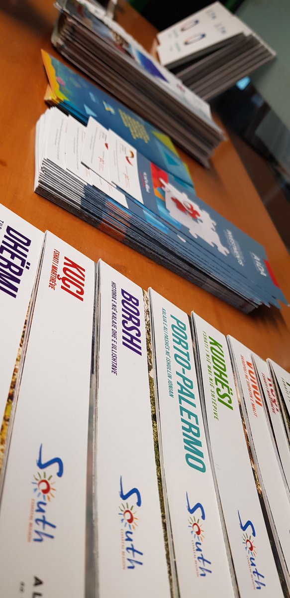 AlEmbassyGreece's tweet photo. 📢Happening now #live 🧐
Duke shijuar atmosferën e ngrohtë të krijuar nga komuniteti 🇦🇱 në 🇬🇷, nën shoqërinë e 📚, 🖼️,🍲,🍷! https://t.co/bdS9cG1Aiy