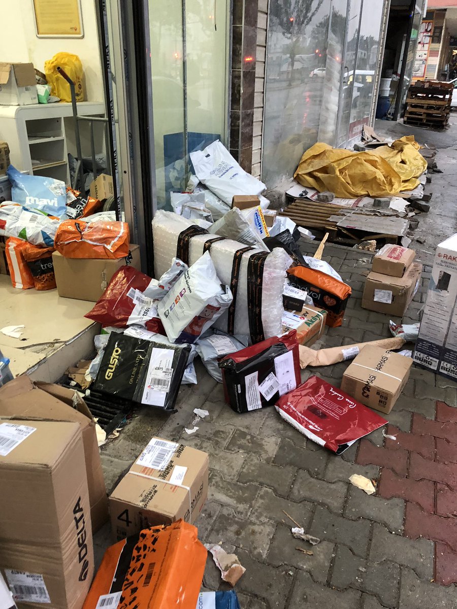 YazkanMerve's tweet photo. Bugüne kadar @araskargo dan memnun olan birileri oldu mu acaba? https://t.co/8DdT2C5QmZ