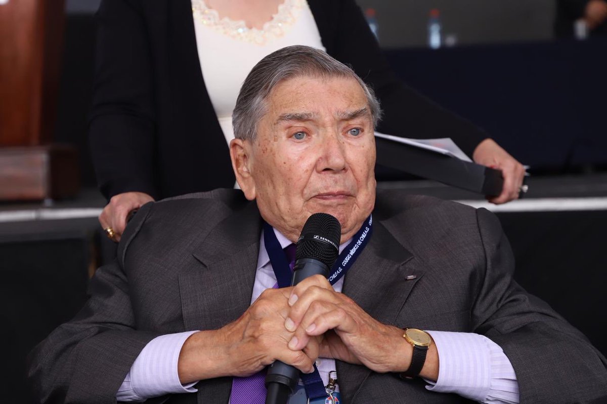 Dr. Álvaro Reyes Bazán, defensor de la democracia y los DDHH, tras recibir la Condecoración de Honor: “Todavía no salgo del asombro de la nominación de este premio. Me llena de sano orgullo y satisfacción. Espero seguir honrando mi profesión los años que me quedan de vida”.