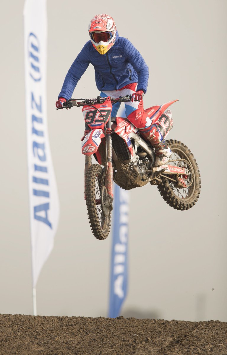 LapsForLife93's tweet image. Así está siendo el primer día del #AllianzMotorCamp18 con @marcmarquez93, @alexmarquez73, @jl20martinez y @xavigalindo81. ¡Una jornada llena de motor, diversión y mucho #gas!