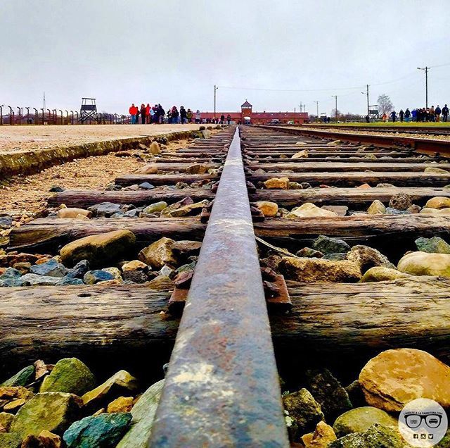 alacarretera's tweet photo. #buenosdias ☀️ Ya de #viernes! Ayer hicimos una #excursión que para nosotros, si vas a Cracovia, no puedes perderte. El campo de concentración de Auschwitz. Está a unos 43 km. de distancia de Cracovia y realmente es imposible explicar aquello. Por eso si queréis ir lo mejor … https://t.co/zcRk3rpgzK