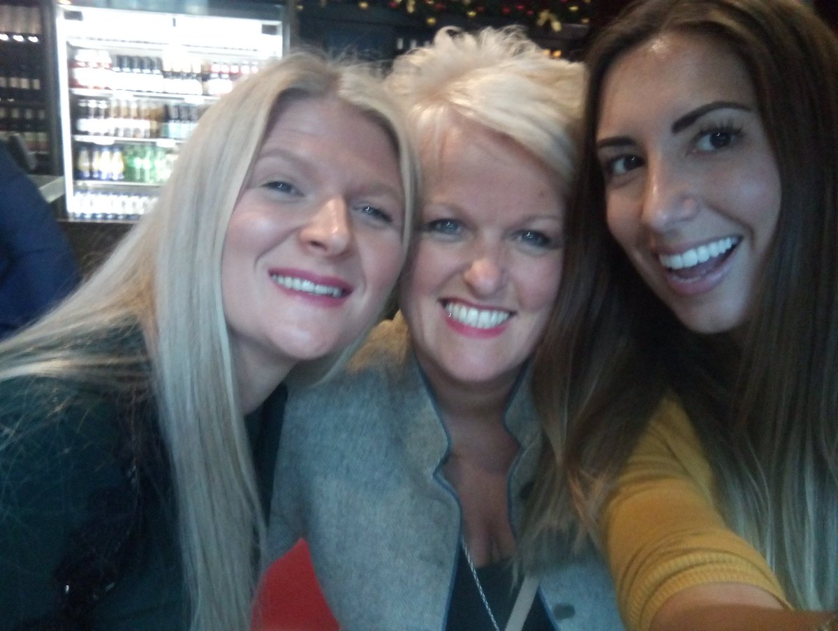 AmySteven999's tweet photo. Danger danger, part of the @VEKA_plc crew landed in London town for the #GAwards2018 @G_Awards https://t.co/0ldt859YSY