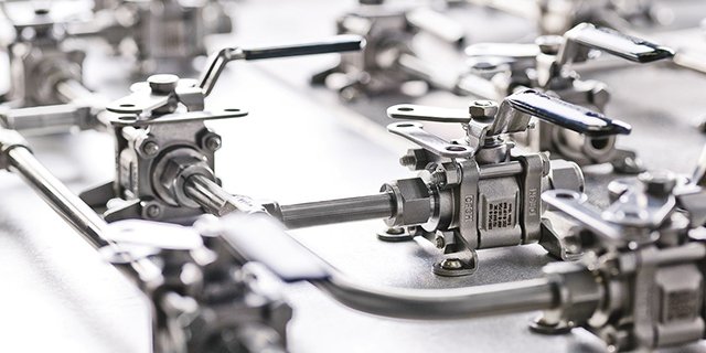 SwagelokALFL's tweet image. Our experienced engineers prioritize plant safety above all else. Read tips and tricks on how to isolate your unique #FluidSystem with block valves. #IndustrialSafety bit.ly/2SdK8cH