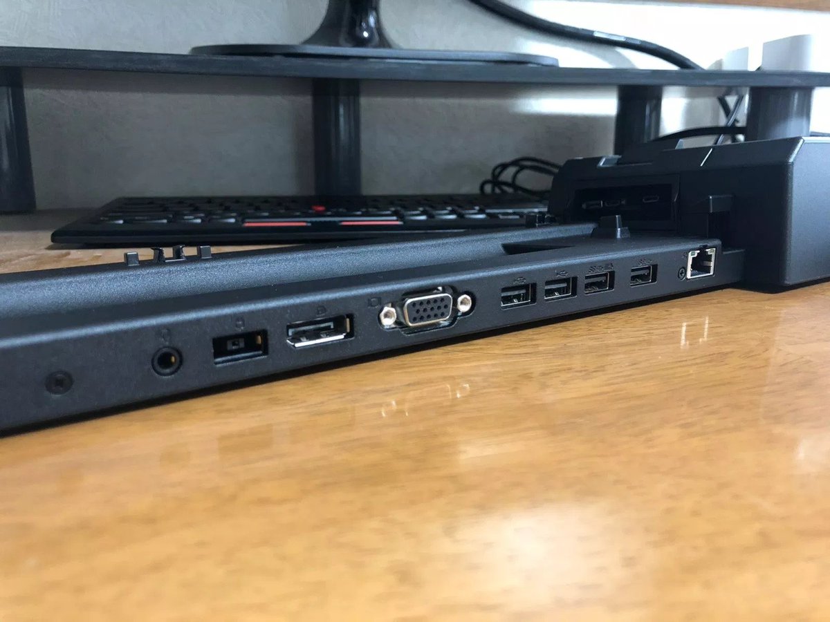 にあ Thinkpad 用の ドッキングステーション この台にノートパソコンをガッチャンと置くだけで ありとあらゆる周辺機器につながります デスクトップ環境もこれでばっちり整いますね 最近僕がよくイラストを書くのはここにペンタブをつなげているから