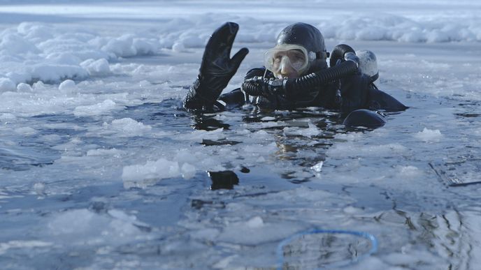 RadioTeleSuisse's tweet image. Le corps sans vie d’un camarade de plongée c&apos;est sacré. Des spéléologues finlandais ont perdu deux amis dans un accident de plongée. Pour les ramener à leurs familles, ils bravent les interdits et les températures polaires #LesDocs 
▶️ bit.ly/2KMHLva