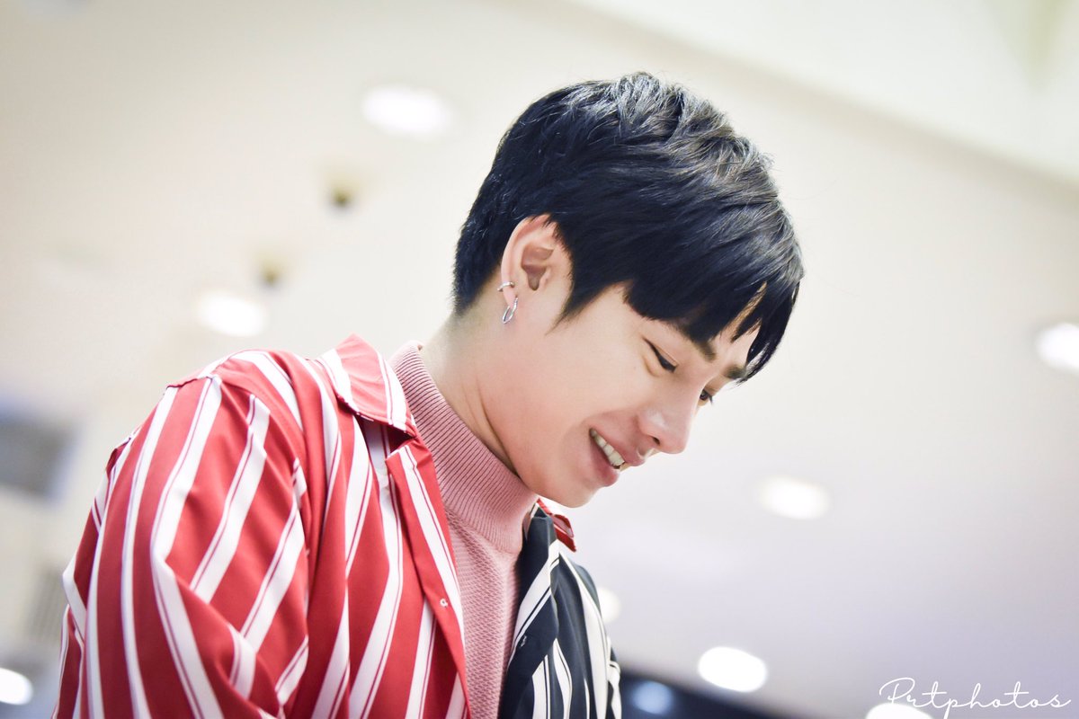 prtphotos_bkk's tweet photo. เจอไม่กี่นาทีก็ชื่นใจแล้ว 💕💕💕

#เป๊กผลิตโชค #prtphotos #palitgallery #peckpalitchoke #nobodylikeyou https://t.co/V7z83h77Mt