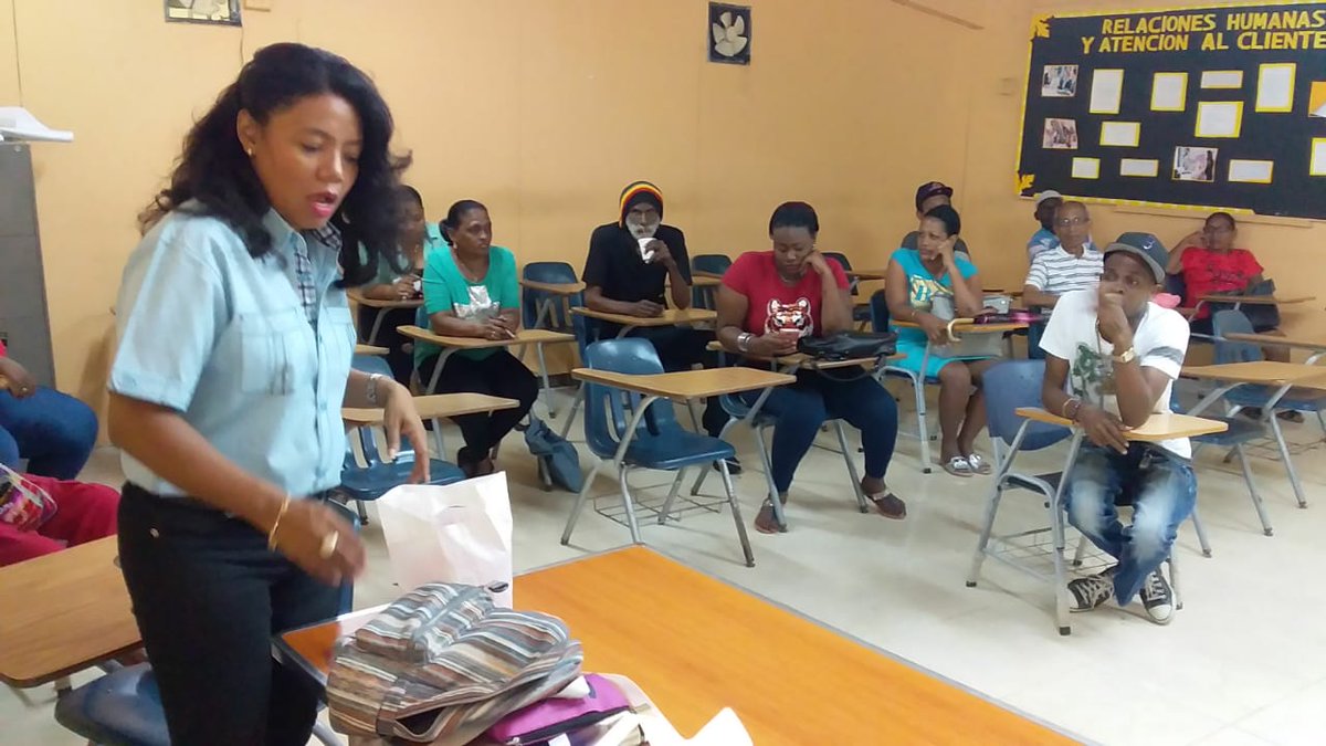 MINUEVOCOLON's tweet photo. Continúan las familias beneficiarias de Altos de Los Lagos, asistiendo a las juntas vecinales, previo a la mudanza de los próximos días #RenovaciónColón https://t.co/SfwUIN49Y0
