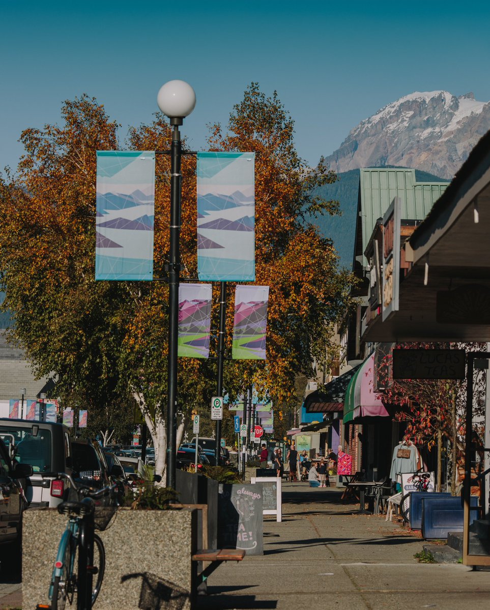 With a town this beautiful, who wouldn't want to live here? ❤️ 🌄 
--
#Squamish #Mountains #Downtown #SquamishLifestyle #WestCoastLifestyle #Westcoastliving #BeautifulBC #Holborngrp #ElevatingLifestyles #UniversityHeights #ModernByNature