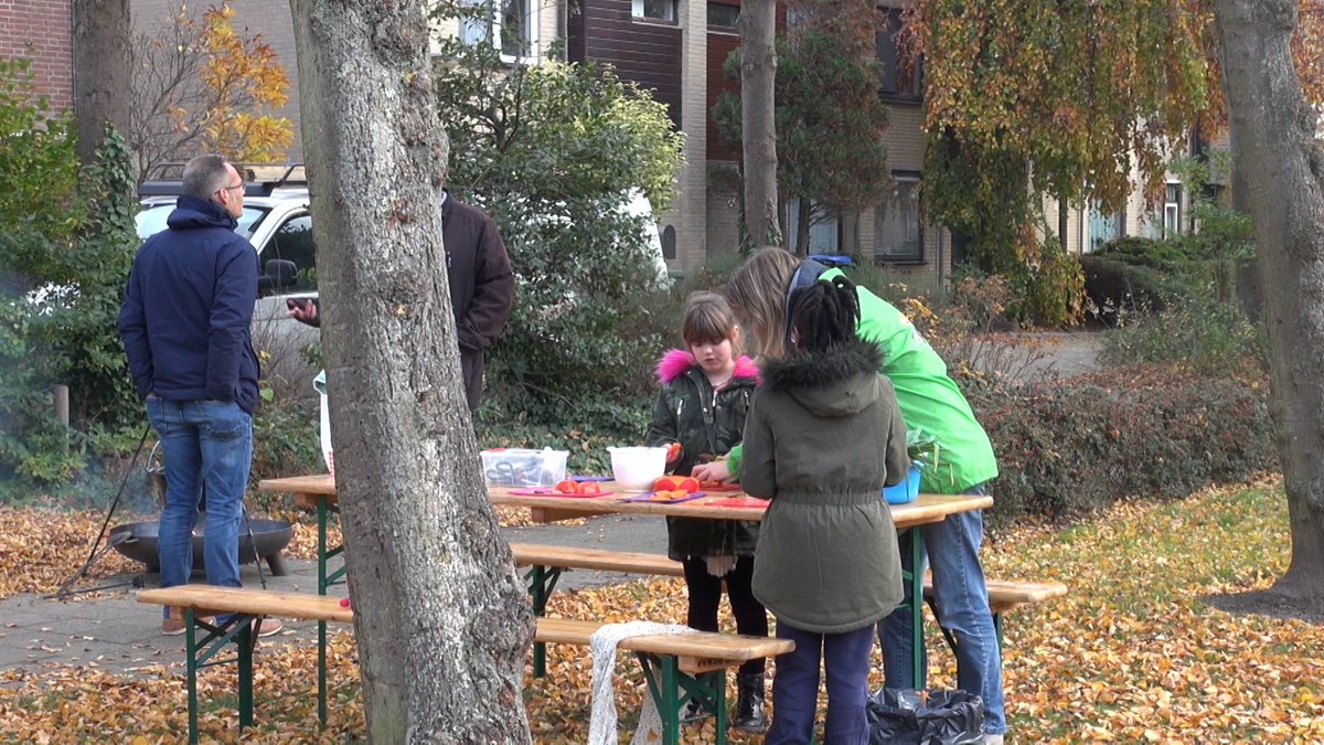 openrotterdam's tweet photo. Kinderen doen proefjes met stichting Buurtlab https://t.co/O4zPDxuFpr @BuurtLAB @PrinsAlexander @H_v_P_Alexander @OnsAlexander #buurtlab #srvbus #open010 #rotterdam @Jong010 @vanmarian @StSteensoep @Ravottuh @thuisopstraatnl https://t.co/UuXcGsu4sf