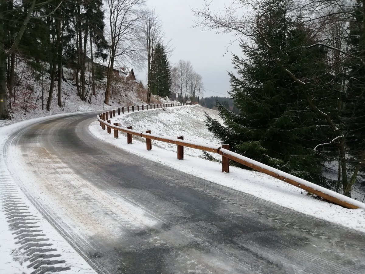 Wintry atmosphere in Czech Republic with Tertu TM40 steel and wood safety guardrail, containment level H2, installed recently in the Bohemia region. <a href="/TERTUworld/">TERTU world</a> #RoadSafety #greenengineering