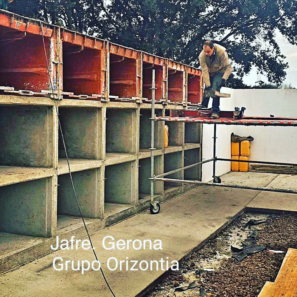 grupoorizontia's tweet photo. Ejecución en Jafre, Gerona. Tercera puesta de moldes insitu con nuestro sistema de encofrados #tombsystem #grupoorizontia #cementerios #nichos #tumbas #ingenieria #obracivil #hormigon https://t.co/0hEGuCugel