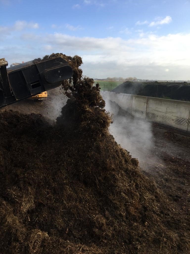 KrinkelsBV's tweet photo. Vandaag heeft Krinkels samen met Smits&amp;deKleijn een heuse Bokashi dag gehouden! Tijdens deze dag kon men het productieproces bekijken en informatie tot zich nemen. Zo'n 50 personen bezochten de dag. Iedereen kreeg een kleine 'goodiebag' mee met daarin een flyer over Bokashi. https://t.co/QHVatyhI56