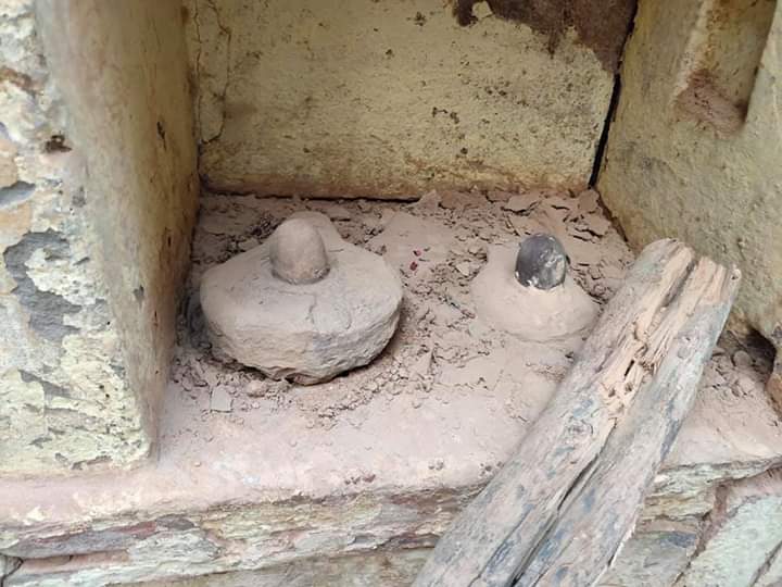 Ratnesh_speaks's tweet photo. मंदिर बनाने वाले ही मंदिर गिरा रहे है
#उखड़े_शिवलिंग और #वीरान_मन्दिर ही अब #काशी की पहचान कहलाएंगे।
#काशी_विनाश_कॉरिडोर #वाराणसी #Save_Kashi #AntiHinduBJP
#kashivishwanathcorridor #YogiAdityanath #Modi #Congress #RahulGandhi https://t.co/LUilJbdy9H