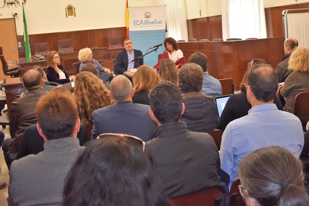 Unos 200 letrad@s del turno de oficio especializado en violencia de género reciben formación en diversos ámbitos. icahuelva.es/2018/11/30/cas… <a href="/Abogacia_es/">Abogacía Española</a>