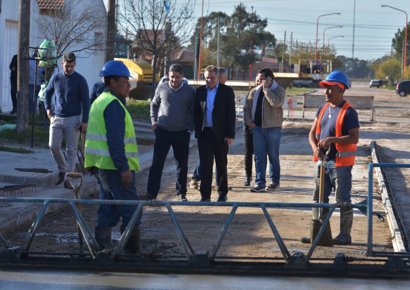 “Queremos un Chascomús mucho mejor para todos y estamos convencidos de que juntos lo estamos logrando” Expresó el intendente con motivo de la inauguración de la obra de pavimentación que ya beneficia a numerosas familias de #Chascomús

Nota completa: goo.gl/Dysfrc