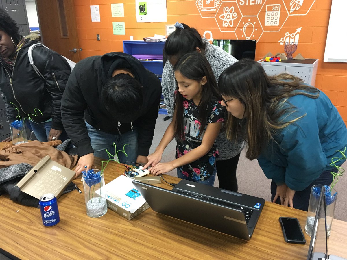 BGCGreaterNWI's tweet image. AMAZING! She Can Tech, ran by Portage Club member, Sanja, has been a fantastic program! To end the program, members showed their parents what they&apos;ve learned throughout the STEM curriculum. We&apos;re so proud of the girls who completed the program! #SheCanTech