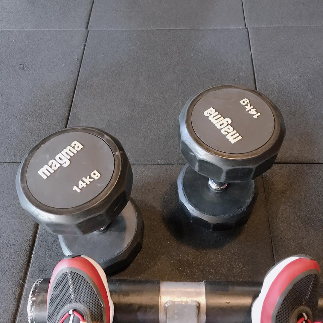 hyo_miii's tweet image. [Trans] I&apos;m here to do shoulder exercises~ 
After ending exercise I&apos;ll do a live~~ Please look forward to it~

#Shoulderexercise #ithasbeen3dayscauseimbusy #itsbeenawhiletorestsolong #startexercise #firstIGLive #HealthyJin #exercisingwitholdercousin #oldercousinhasagreatbody