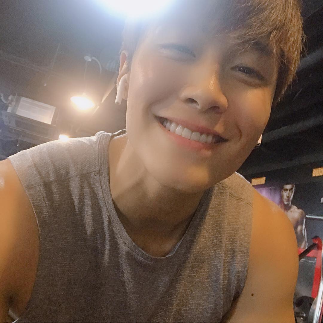 hyo_miii's tweet image. [Trans] I&apos;m here to do shoulder exercises~ 
After ending exercise I&apos;ll do a live~~ Please look forward to it~

#Shoulderexercise #ithasbeen3dayscauseimbusy #itsbeenawhiletorestsolong #startexercise #firstIGLive #HealthyJin #exercisingwitholdercousin #oldercousinhasagreatbody