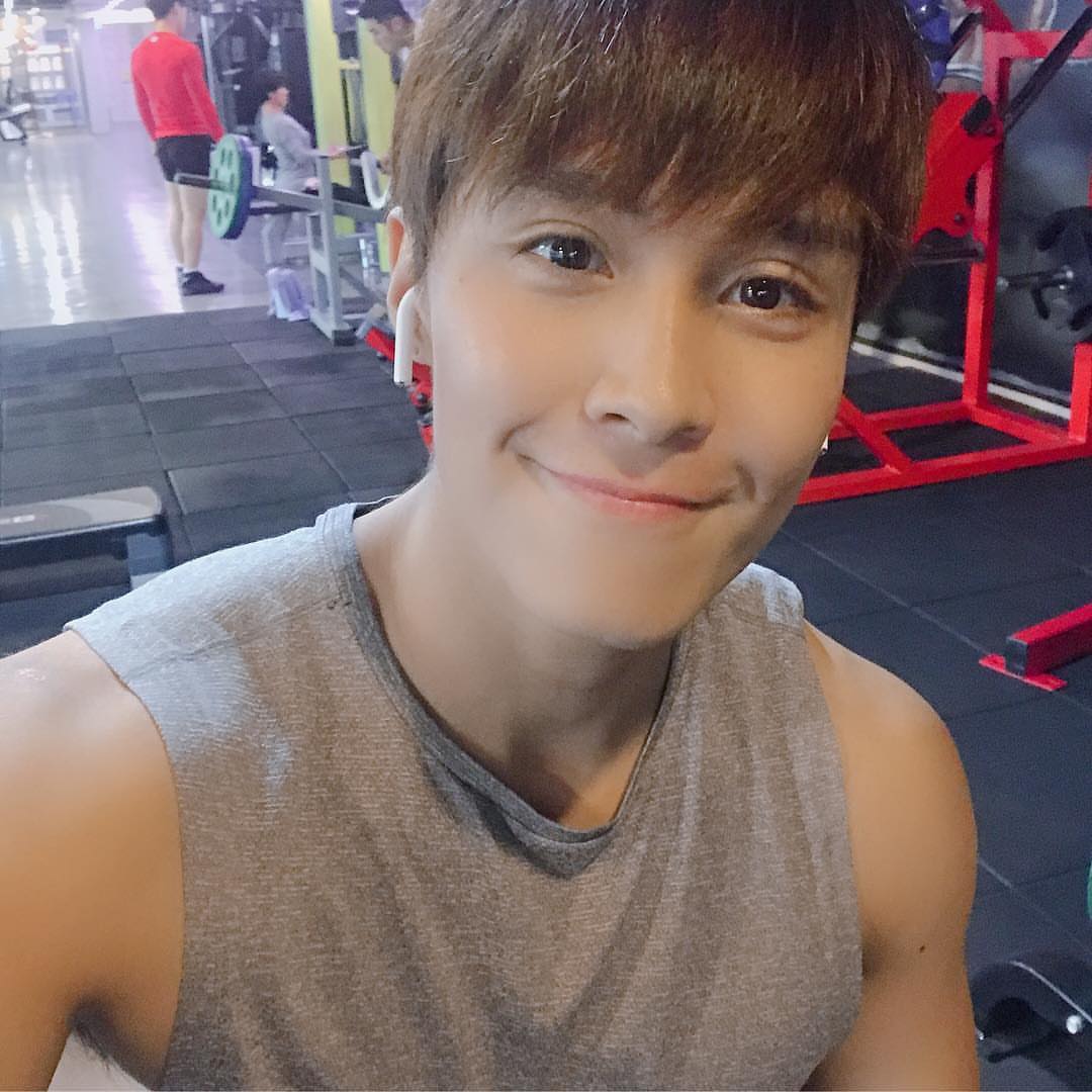 hyo_miii's tweet image. [Trans] I&apos;m here to do shoulder exercises~ 
After ending exercise I&apos;ll do a live~~ Please look forward to it~

#Shoulderexercise #ithasbeen3dayscauseimbusy #itsbeenawhiletorestsolong #startexercise #firstIGLive #HealthyJin #exercisingwitholdercousin #oldercousinhasagreatbody