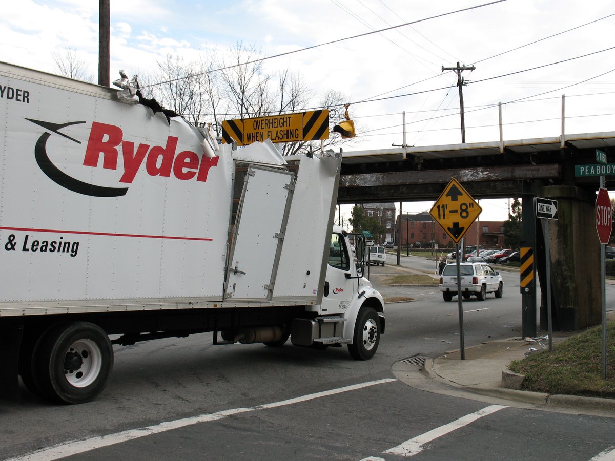 DieHardMovers's tweet photo. There's a reason why you have to map your route when moving and that is to avoid accidents.
#moving #move https://t.co/BZHqdzF6dK