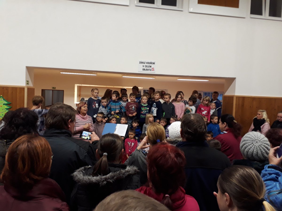 OKamenicky's tweet photo. Na adventním jarmarku naší ZŠ a MŠ bylo plno. Děti se rozhodly část výtěžku věnovat na potřeby dětského oddělení #nemocnicechrudim. https://t.co/ryEAEcvpqV