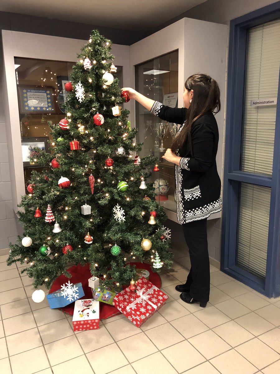 It’s beginning to look a lot like Christmas at the Ben Franklin Park Superdome!  

Our indoor golf driving range opens December 3rd. 

Drop in to hit golf balls or to get a gift certificate for that special golfer in your life. #Golf #indoorgolf