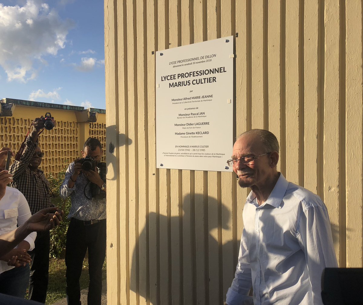 CTM_Martinique's tweet photo. Bienvenue au Lycée Professionnel @MariusCultier! 

Félicitations aux élèves et à leurs professeurs pour leur travail partenarial avec la famille Cultier, qui a permis de faire revivre un grand artiste martiniquais et de boucler ce projet d’établissement pluriannuel. #Hommage https://t.co/i53G3bC8Wh