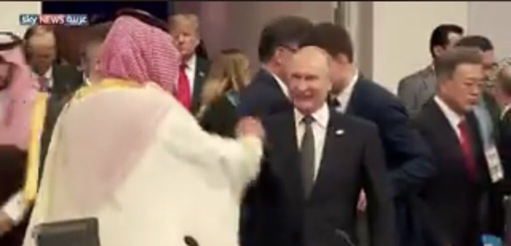 malarab1's tweet photo. دبلوماسية لغة الجسد ... لم ينشغل الاعلام الغربي يوما بحركات وابتسامات زعيم حول العالم كما انشغل اليوم بكل حركة من زعيمنا الشاب ... #السعودية_في_قمة_العشرين هي التي أعطت للقمة زخمها الاعلامي والسياسي #محمد_بن_سلمان_في_قمة_G20 هو القمة بحد ذاتها #نحن_هنا_أين_أنتم https://t.co/2tbqE8Z58C