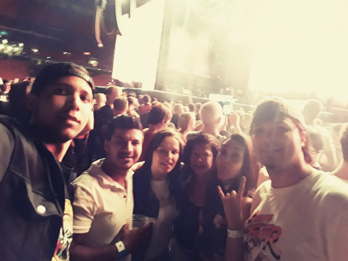 Accums_Law's tweet photo. Best concert ever!
#GnFnR #Notinthislifetime https://t.co/ZXKHFaXFdz