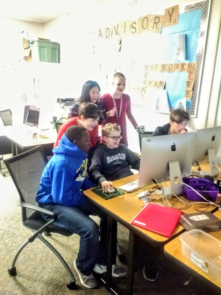 ms_e_roach's tweet photo. @RavenscroftNC students work on their video for our @hourofcode activity. Stay tuned for more about how coding can change the world! https://t.co/D0GLbAjQkM