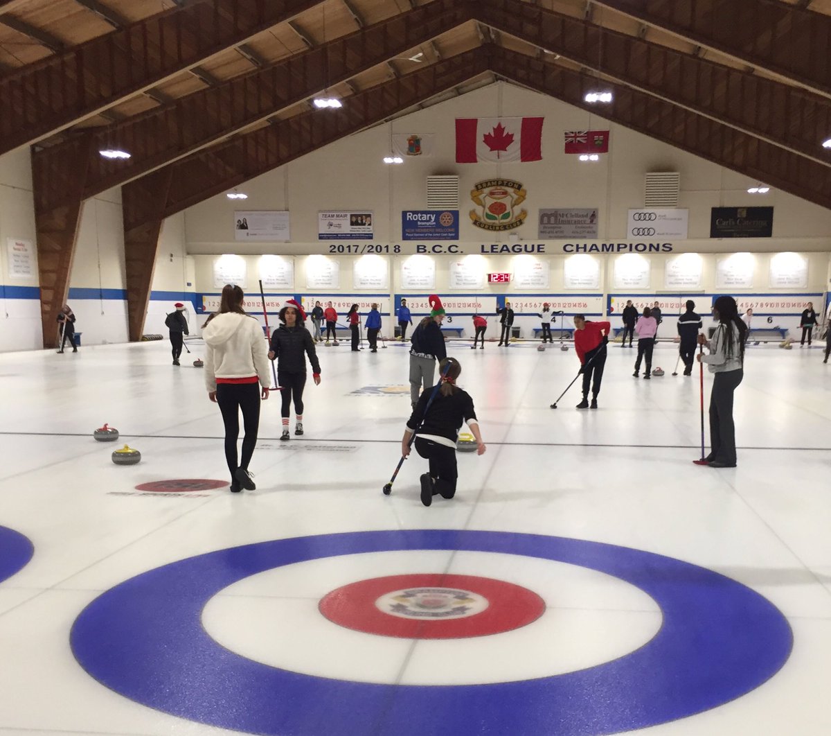 cmk23549167's tweet photo. @CardinalLegerSS Christmas at the Roch the House Curling Bonspiel. Good competition, carol singing, and even a coach doing a cartwheel! #GoodCurling #GoLeger #goodtimes 🥌🎄👏 https://t.co/8OgdXYrjTO