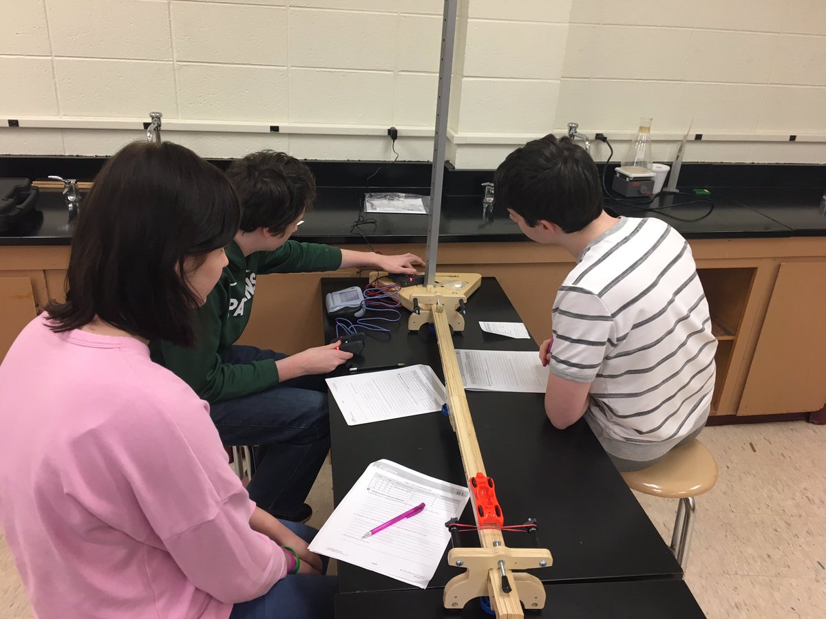 carrie_eby's tweet photo. Freshman physics having fun with an #energycar lab with new #cpo equipment! #funwithphysics #happyteacher #mavpride https://t.co/zfxiL6EQYy