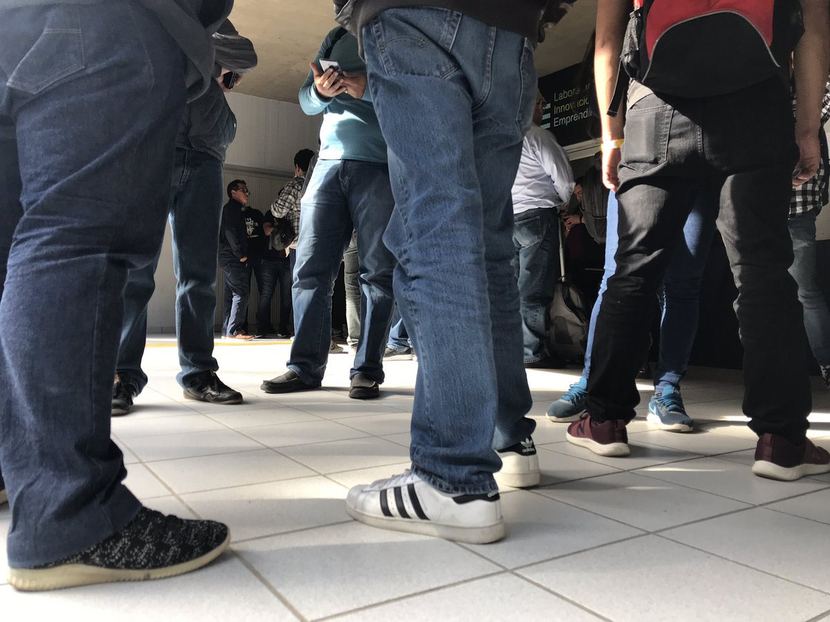 algosuna's tweet image. Pequeño retraso en el resumen de actividades, estaban haciendo fila pero ya se cansaron 😂#PythonDayMX2018