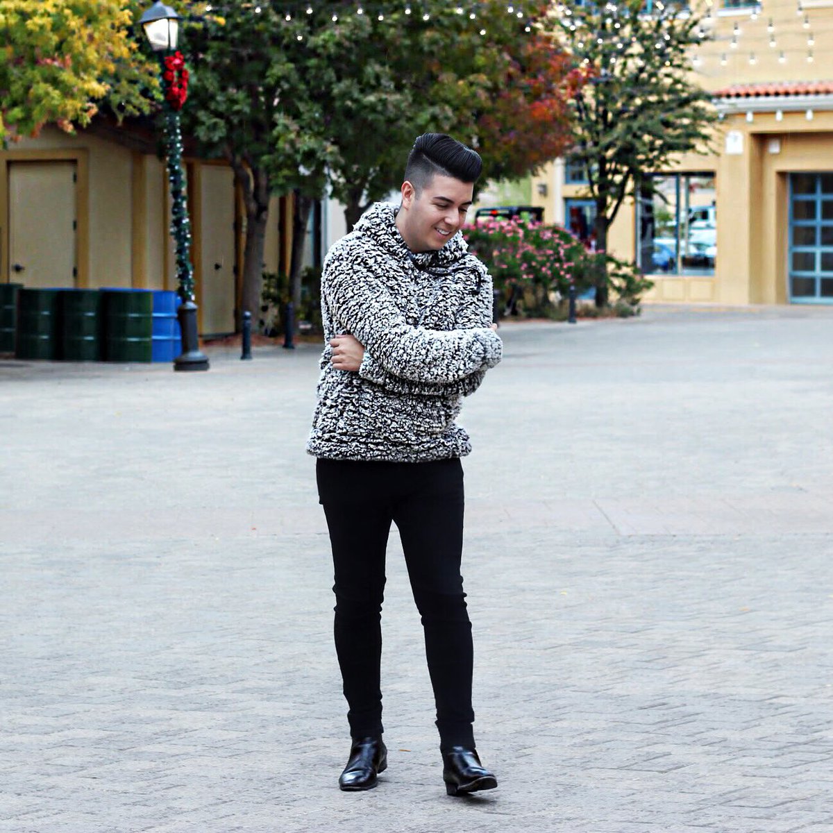 TheFamousFilms's tweet image. Keeping warm this holiday season in this @expressmen Sherpa Fleece Popover Hoodie! ❄️✨ @express #expresspartner #expresslife #Sponsored check out my post over at Instagram.com/TheFamousFilms