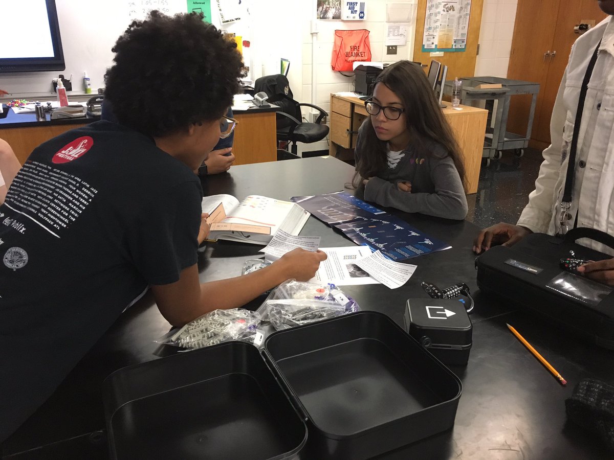 BergstromBio's tweet photo. Biology students + @breakoutEDU boxes + KNEX DNA models = Engaged learning #FCHStigers https://t.co/toYu3GcHq9