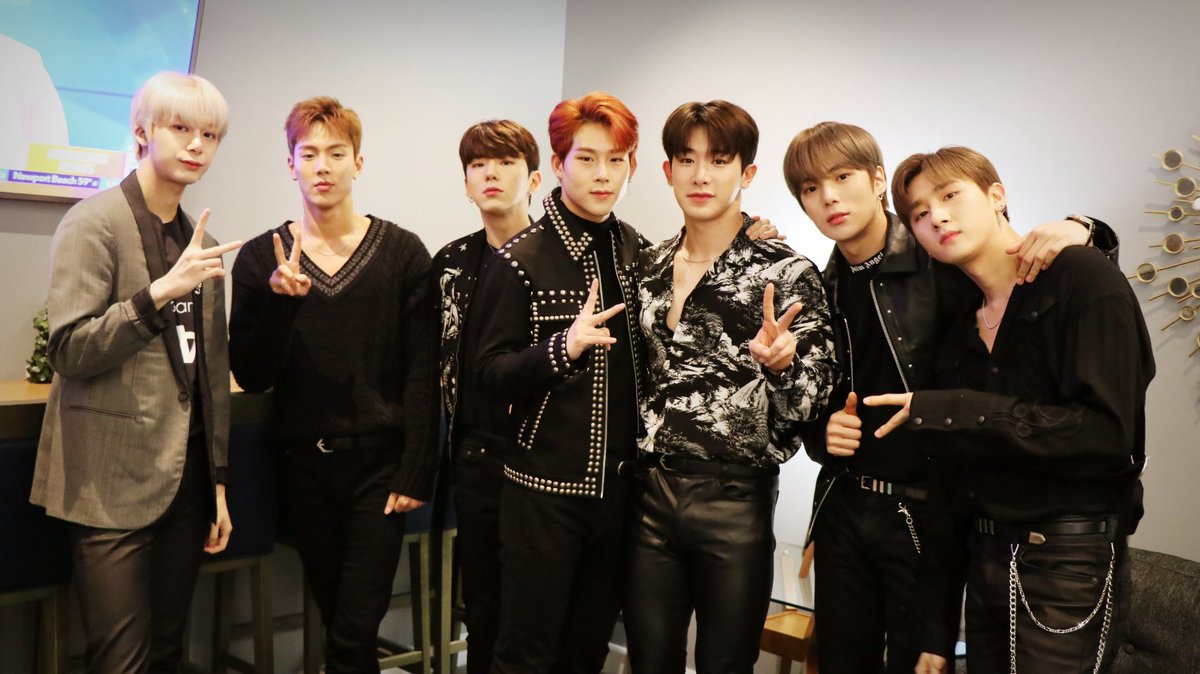 OfficialMONSTAX's tweet photo. [#MONSTA_X]  
MX USA in LA 🇺🇸
몬베베, 징글볼 #JingleBall 에서 만나요. 

#MONSTAX #몬스타엑스 
#MONSTAX_USA #MONSTAX_JingleBall https://t.co/tiRfrwJcL2