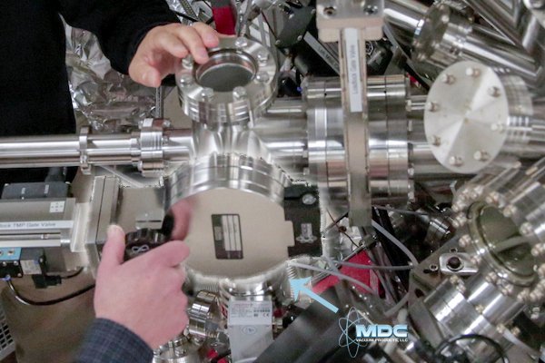 MDCPrecision's tweet photo. Switching identities: Revolutionary insulator-like material also conducts electricity https://t.co/FMF3AFiVhh #CondensedMatterPhysics #UWMadison #ThinFIlm #MetalInsulator #VacuumChamber #Heterostructure #Monoclinic #VanadiumDioxide #PhaseTransitions #MDCVacuum #HighVacuum https://t.co/egCPIZPBNs