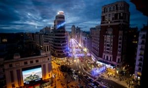 grescoe's tweet photo. This is big. 
#Spain is leading the way on making cities livable. 
Starting today—"All petrol vehicles registered before 2000 and diesel  ones registered before 2006 will be banned" from the center of #Madrid. https://t.co/4Fp7nXzJyk https://t.co/7jNvo0iBHB