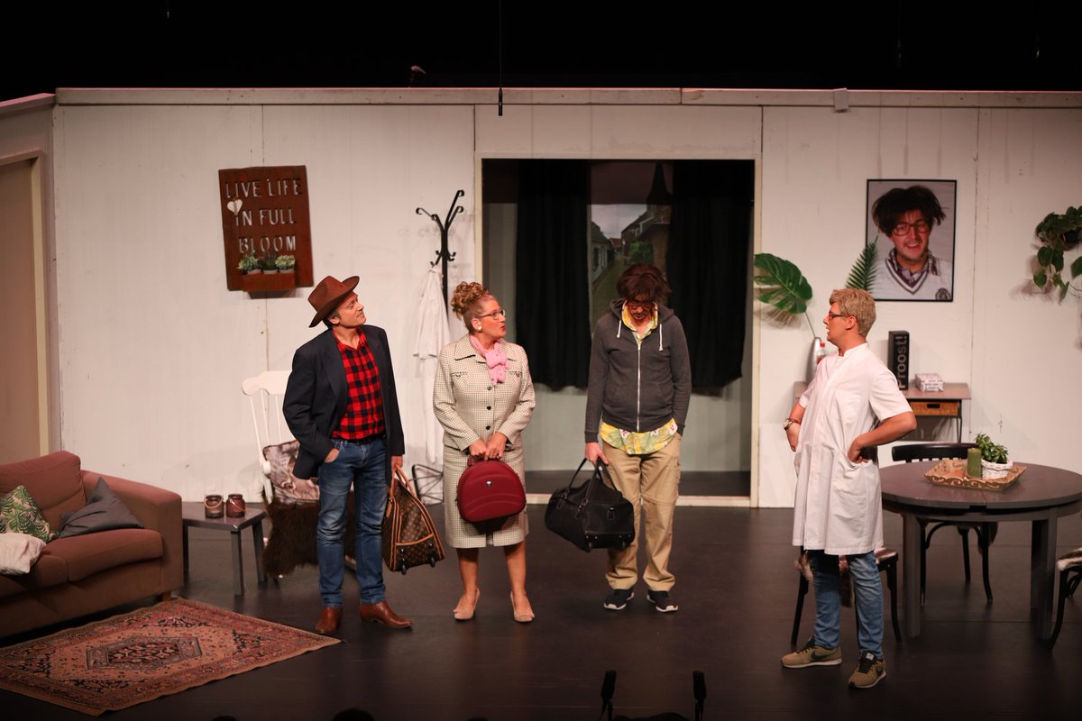 Volle bak ik ons Twenterandse Theater. Toneelvereniging  "Elck wat Wills" georganiseerd door <a href="/FeestweekVhoop/">Feestweek Vroomshoop</a> #zerebuikvanhetlachen