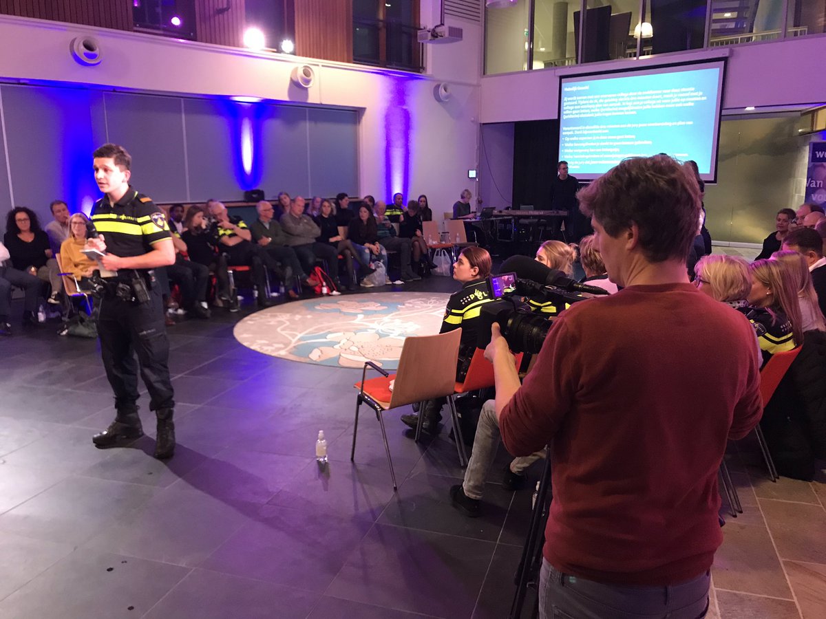 WEPolitie's tweet image. En nummer 2 #Daan gaat helemaal los op de casuïstiek . De jury staat #perplex #deblauweparel