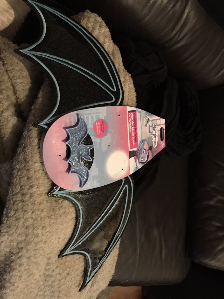 Dondons87Donna's tweet image. It’s a bat #Vamperina