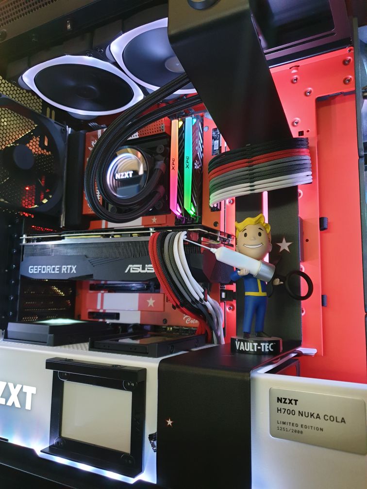 Detalles de este PC Nuka-Cola edición limitada de <a href="/NZXT_ES/">NZXT España</a>, memorias y SSD <a href="/ADATATechnology/">ADATA Technology</a>, RTX 2080 de <a href="/ASUSROGES/">ROG España</a> y con el toque especial del sleeving personalizado de <a href="/BHCustomsMOD/">BHCustoms</a>...añadiendo dope de Vault-Tec.

Simplemente impresionante 💪💪