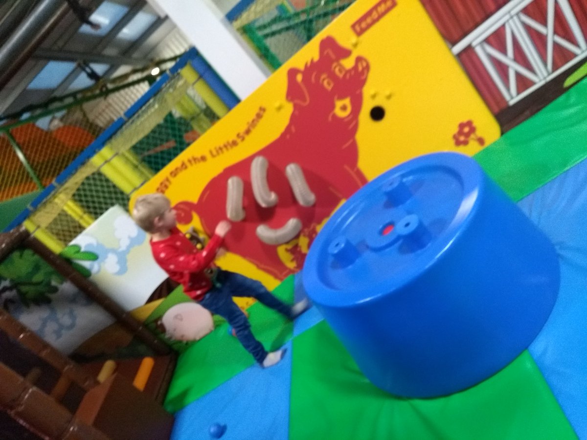 suzyreid2's tweet photo. Took the wee guys to the ASN Christmas Event at Heads of Ayr Farm Park , it was brilliant ! 
#nojudgement #nostaring #famillieslikemine 💙💙 https://t.co/cj8cQZBVaX