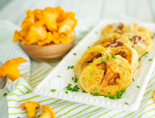 primerootsfoods's tweet photo. Chanterelle Season - a glorious early Winter prize for fearless foragers. Here's an idea on how to dress up the most glamorous #fungi, Chanterelle Pancakes, anyone? These beauties only grow and thrive in the wild, #HappyHunting everyone! #fungination #primeroots #fungifriday https://t.co/QB9RZe83tq