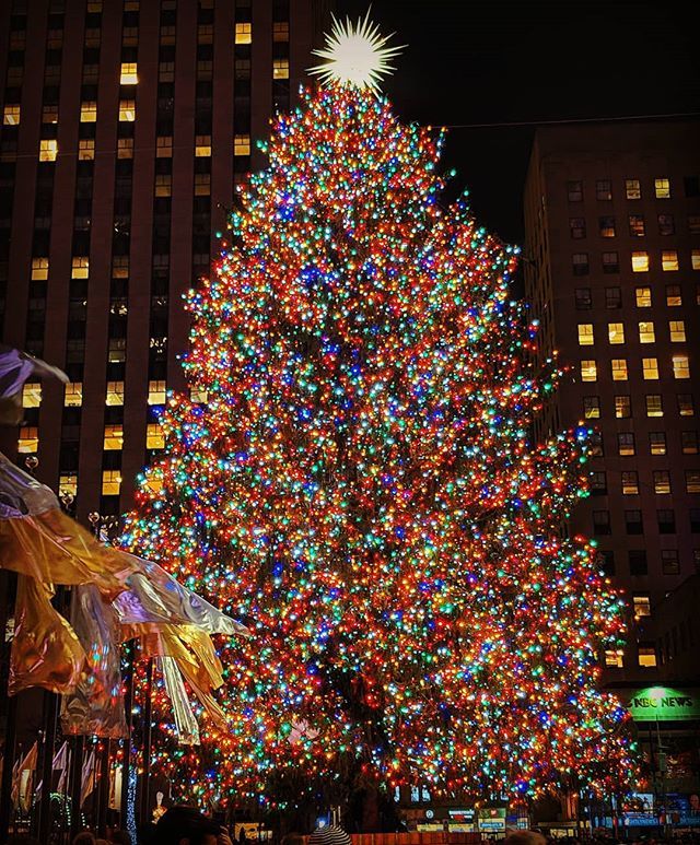 HebiyO's tweet image. I was trying to go home, but the tourists filming the Saks Christmas Light Show forced me to cross to 6th Ave. I guess I might as well take a photo of the Christmas tree at Rockefeller Center.
.
.
.
#vsco #vcsocam #vscotravel #instatravel #twitter #newyo… instagram.com/p/Bqz61w-FXVG/