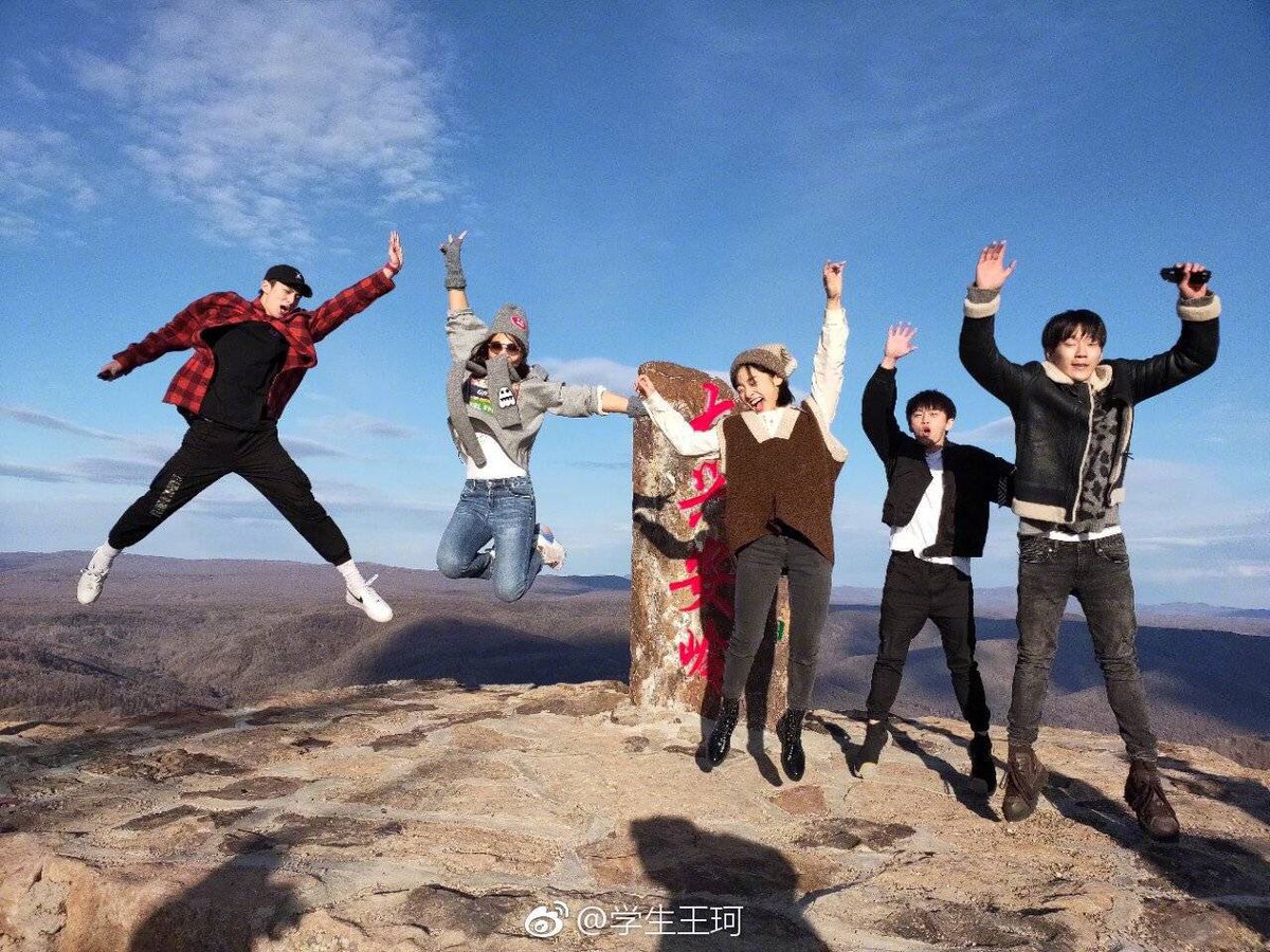 astri2205's tweet photo. Family vacation 💜💛
#DylanWang #ShenYue #王鹤棣 #沈月 #dyshen #diyue https://t.co/pozCJbXPs6