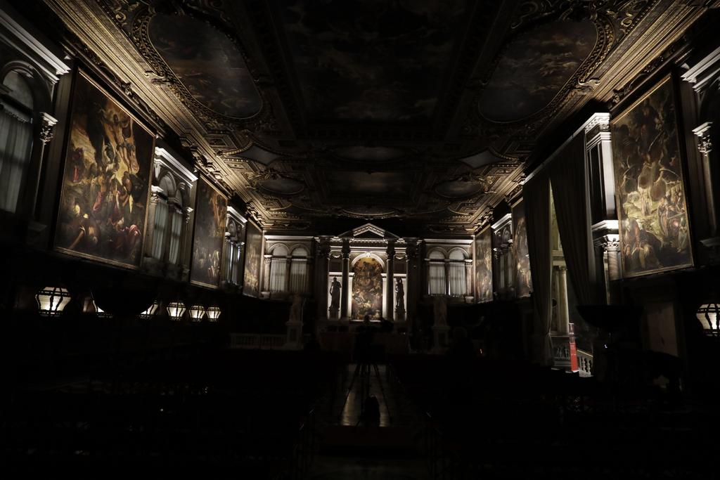 MaxGuzzini's tweet photo. #Light has an incredible power to enhance even the greatest masterpieces, making them even greater. #LightisBack on Maestro Tintoretto at the @ScuolaGrandeSR in #Venice https://t.co/wVG5jxeNiN